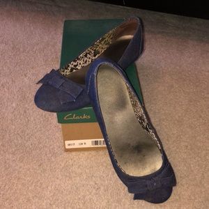 Clarks women’s size 11 wide denim slip on flat decorative bow on toe